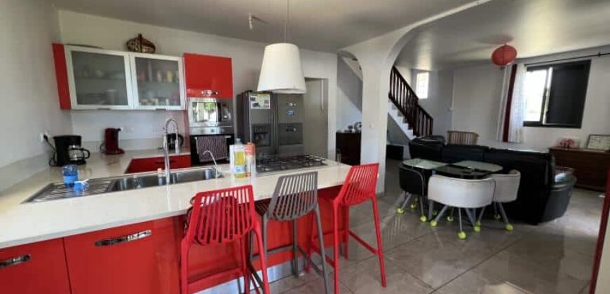 Deux maisons de type F8 + un F3, Etang Salé