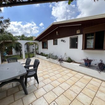 Charmante villa vue sur mer avec piscine, Entre deux