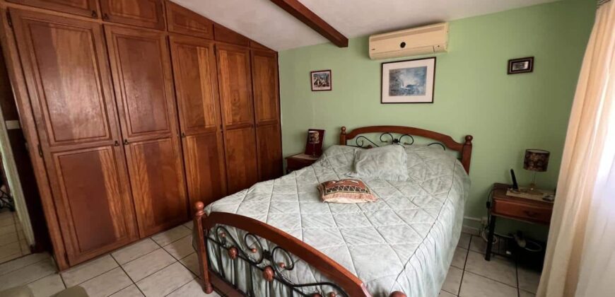 Somptueuse villa vue sur mer avec piscine, Entre deux