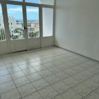 Appartement ancien de type F4 de 78 m2, Saint Denis