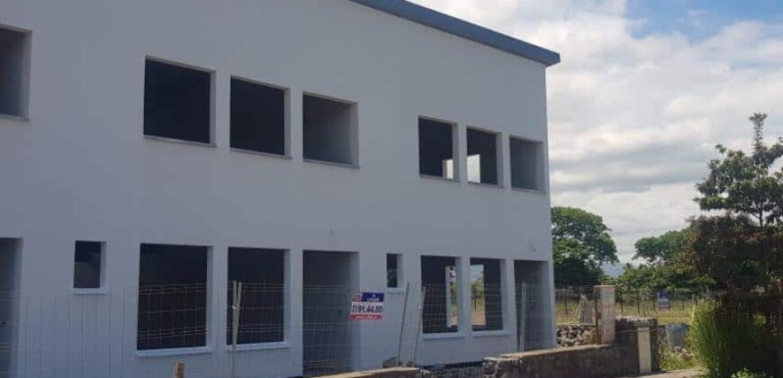 Local commercial de 100M2 avec vue montagne , Etang-Salé