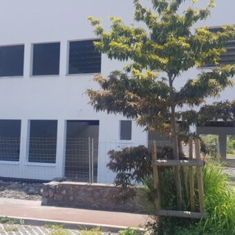 Local commercial de 100M2 avec vue montagne , Etang-Salé