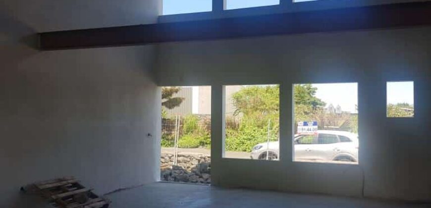 Local commercial de 100M2 avec vue montagne , Etang-Salé