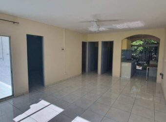 Appartement T3 avec cour fermée, proche du centre-ville de Saint-Benoit
