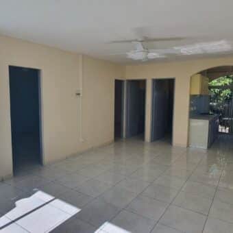 Appartement T3 avec cour fermée, proche du centre-ville de Saint-Benoit
