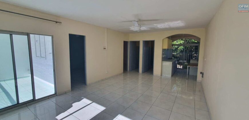 Appartement T3 avec cour fermée, proche du centre-ville de Saint-Benoit