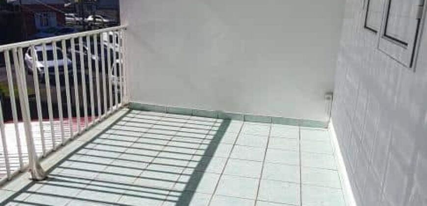 Appartement T3 avec cour fermée, proche du centre-ville de Saint-Benoit