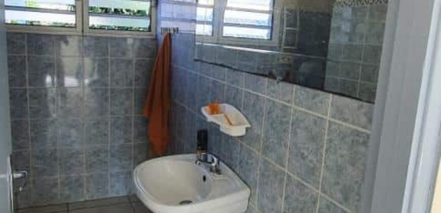 Appartement T3 avec cour fermée, proche du centre-ville de Saint-Benoit