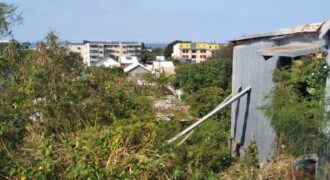 A vendre un terrain de 916 m2 constructible à Saint Pierre.