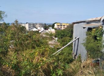 A vendre un terrain de 916 m2 constructible à Saint Pierre.