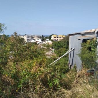 A vendre un terrain de 916 m2 constructible à Saint Pierre.