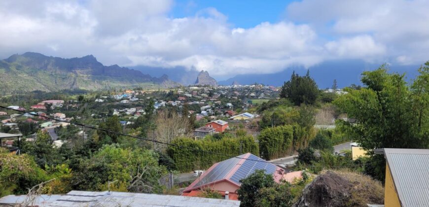 Maison F5 de 120 m2 à rénover avec un superbe vue sur Cilaos