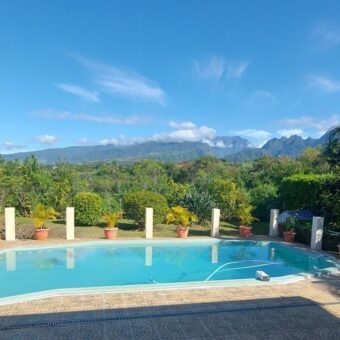 Villa T4 avec piscine entourée d’un jardin gazonné, Ravine des Cabris