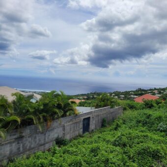 A vendre une villa de 110 m²  offrant une magnifique vue sur l’océan aux Avirons