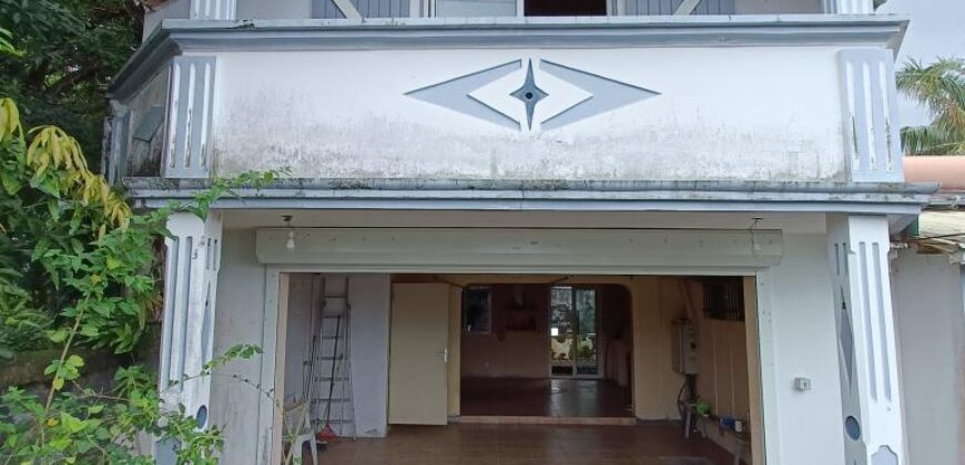 A vendre maison F6 de 150 m2 à rénover, située à Sainte-Anne près du Bassin Bleu
