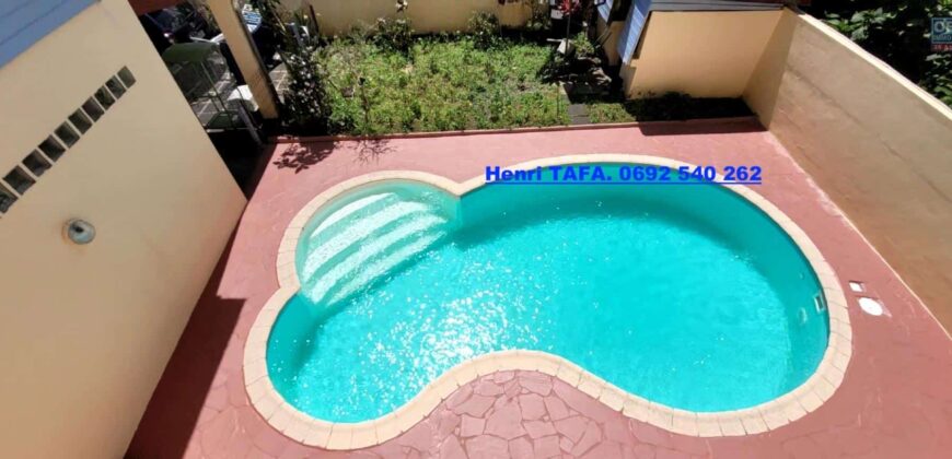 À vendre charmante villa F6 avec piscine et vue panoramique sur les montagnes de la Plaine des Grègues