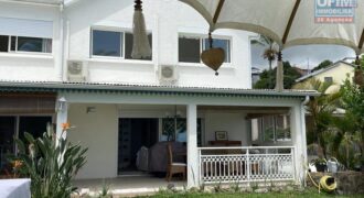 A vendre une superbe villa duplex T4 avec un T2 indépendant située dans un quartier calme et résidentiel à Saint Leu