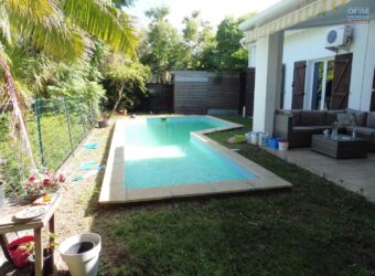 A vendre une magnifique maison avec piscine nichée sur un terrain plat de 424 m² à Piton Saint-Leu