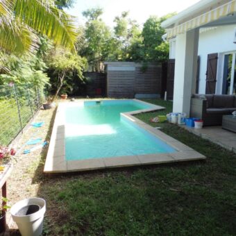 A vendre une magnifique maison avec piscine nichée sur un terrain plat de 424 m² à Piton Saint-Leu