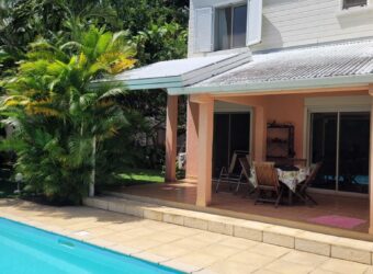 A louer une spacieuse villa F5 de 165 m2 avec piscine située en plein centre-ville de La Ravine des Cabris