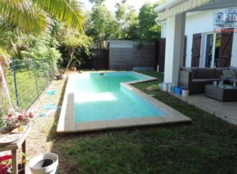 A vendre une charmante villa en R+1 avec piscine nichée dans un environnement très calme à Saint Leu
