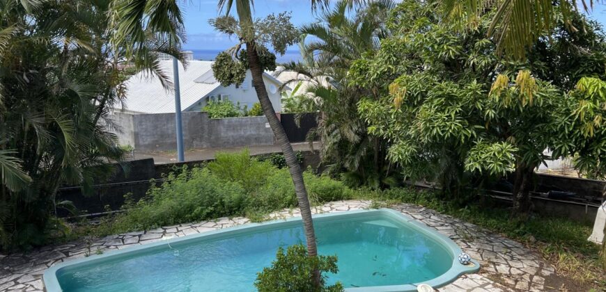 En vente une maison F6 de 150 m2 avec piscine au sel sans vis à vis nichée à Terre Sainte