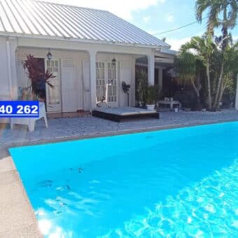 A vendre une belle villa d’environ 170 m2 avec piscine située dans un quartier calme et résidentiel à Saint Joseph