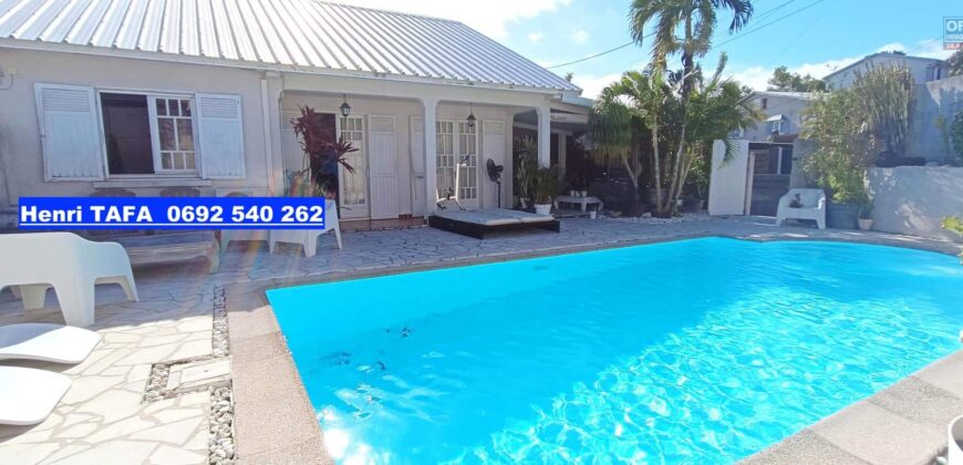 A vendre une belle villa d’environ 170 m2 avec piscine située dans un quartier calme et résidentiel à Saint Joseph