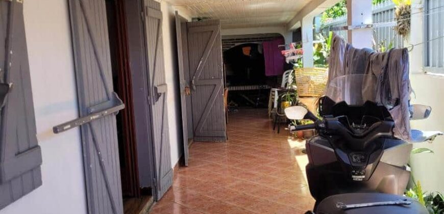 A vendre une maison T5 mitoyenne implantée dans un lotissement calme à La Rivière-Saint Louis