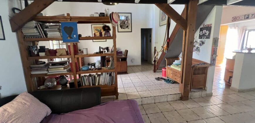 A vendre une grande maison T7+ un T2 avec piscine nichée dans le quartier calme de Pierrefonds à Saint Pierre