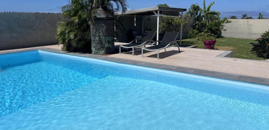 A vendre une grande maison T7+ un T2 avec piscine nichée dans le quartier calme de Pierrefonds à Saint Pierre