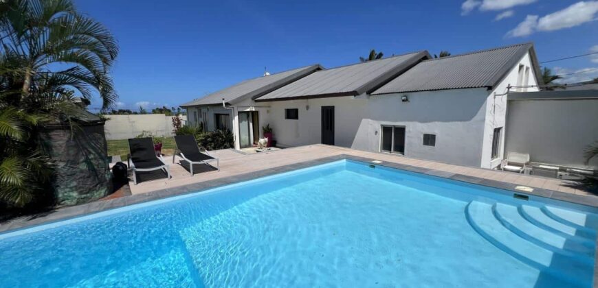 A vendre une grande maison T7+ un T2 avec piscine nichée dans le quartier calme de Pierrefonds à Saint Pierre