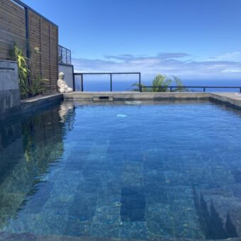 En vente une superbe villa T5 avec piscine chauffée et vue mer située dans une impasse calme à Petite île
