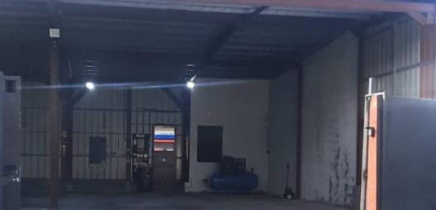 Location d’un Local Commercial à Sainte Suzanne offrant un vaste Hangar de 300 m2