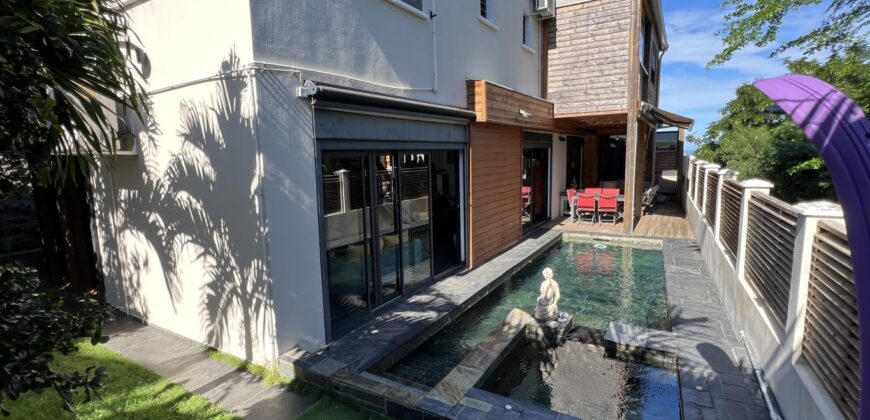 En vente une superbe maison F4 en R+1 avec piscine et une vue imprenable sur la mer aux Avirons