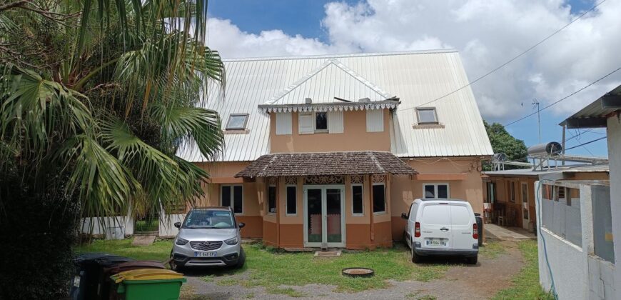 A vendre une spacieuse villa avec parking proche des commerces à Saint-Gilles les Hauts