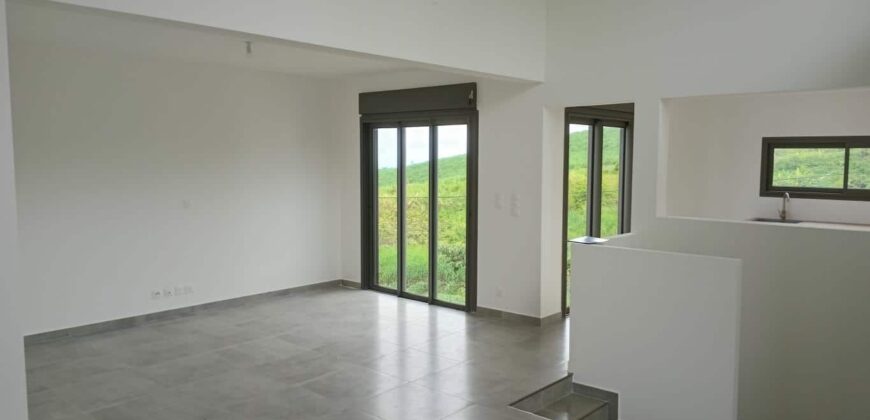 A vendre une villa neuve de type 4/5 avec vue mer nichée à la Saline les Hauts