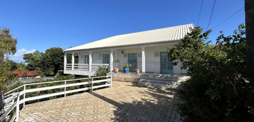 Vente villa T4 de 112 m2 située dans un endroit calme et résidentiel à La Rivière Saint Louis