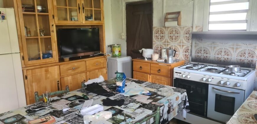 A vendre une villa F4 à rénover entièrement sur un grand terrain clôturé et arboré au Tampon