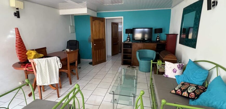 A vendre une villa de ville T5 en R+1 offrant une superbe vue sur mer à L’Etang Salé