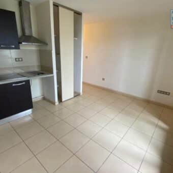 A vendre un studio de 25.77 m2 situé dans la résidence Lobellia proche de toutes commodités à Sainte Clotilde