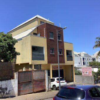 Charmant T4 duplex à louer situé dans une petite résidence avec vue mer et montagne à saint Pierre