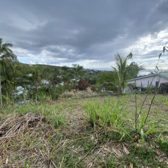 En vente un beau terrain de 1410 m² proche des commerces à La Montagne Saint-Bernard.