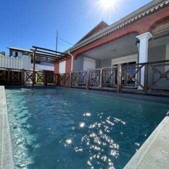 A vendre une charmante villa F5 avec piscine située en plein centre-ville à La Rivière Saint Louis