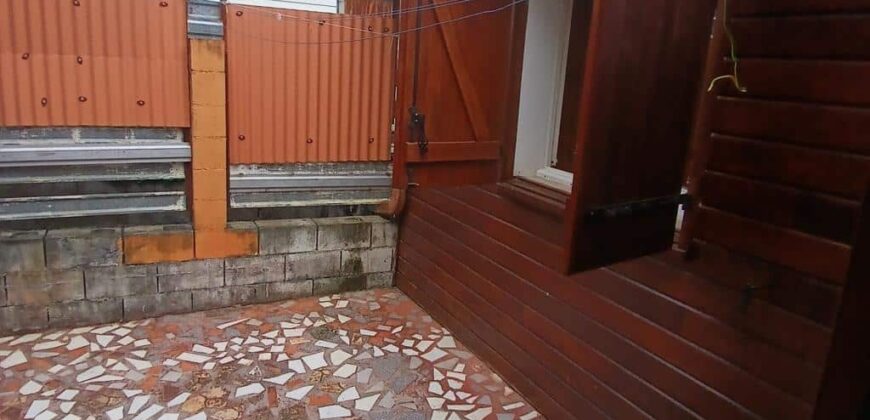 A vendre une villa de type F4 en Bourbon-Bois située au Guillaume Saint-Paul