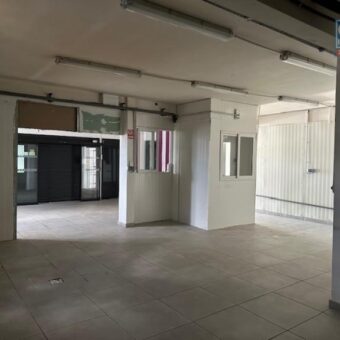 A louer ce local commercial ou professionnel de 125 m2 situé au Tampon