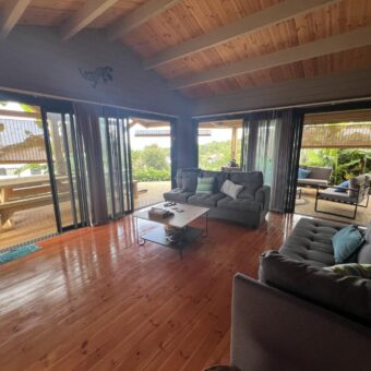 À vendre : Charmante villa bois F3 de plain-pied avec vue sur l’océan, dans un cadre idyllique à Saint-Louis