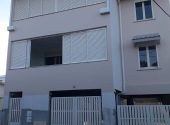 A louer un appartement neuf de type F4/5 situé dans le centre-ville du Port