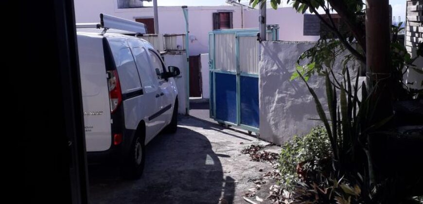 A louer un local professionnel avec parking situé proche commerces à La Possession