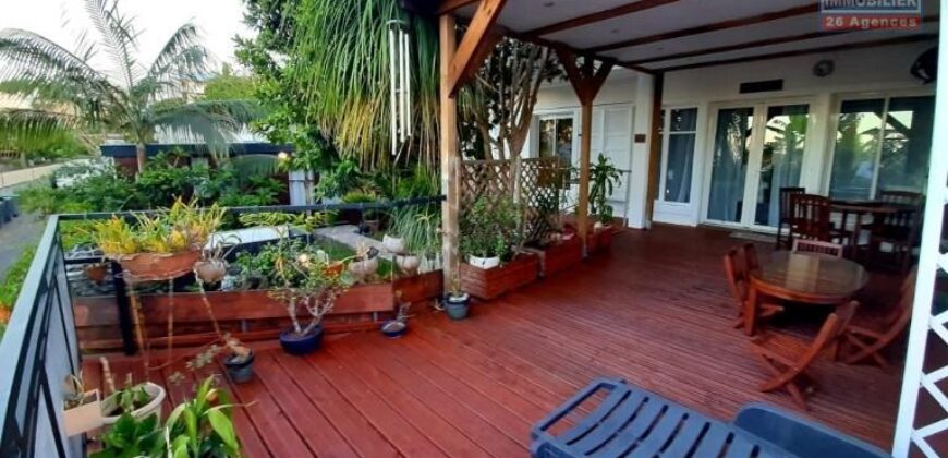 A vendre: Grande villa + Bungalow sur un terrain arboré de 396m2 en plein centre ville du Tampon
